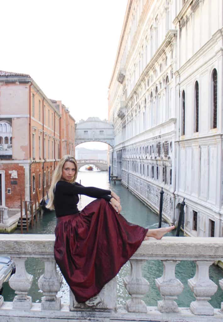 The Bridge of Sighs in Venice is the perfect photoshoot location. It is romantic, dreamy and moody. This historic location is worth visiting over and over.