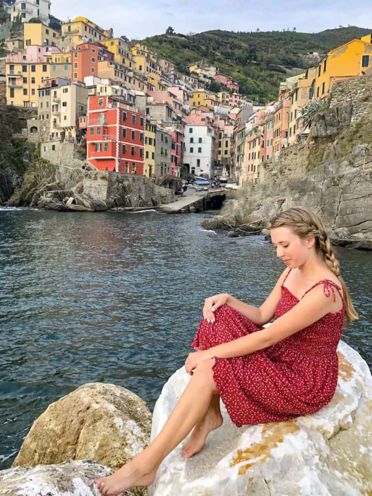 Riomaggiore in Cinque Terre Italy has the most charming small town feel with brightly colored buildings and picturesque photo spots. Here are all the best things to do in Cinque Terre Italy while you are there, there are recommendations for food in each town plus all the best photography spots. I share what I wore while hiking in Cinque Terre and give advice for your hike. Cinque Terre is an extremely instagram able location but these small towns offer so much more like beaches at Monterosso. Come see why October is the best time to visit.