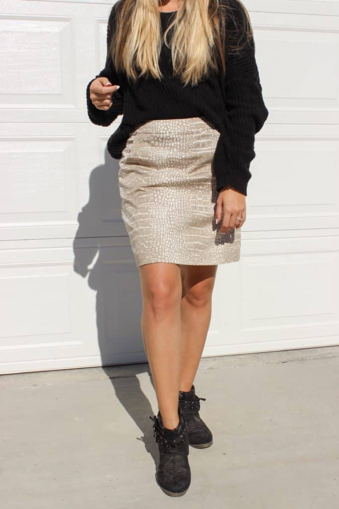 hip and trendy outfits for fall this snake skin skirt paired with a chunky black sweater is a classic for a date night or a girls lunch out. This city look is great for a trip to new york or a night out clubbing. 