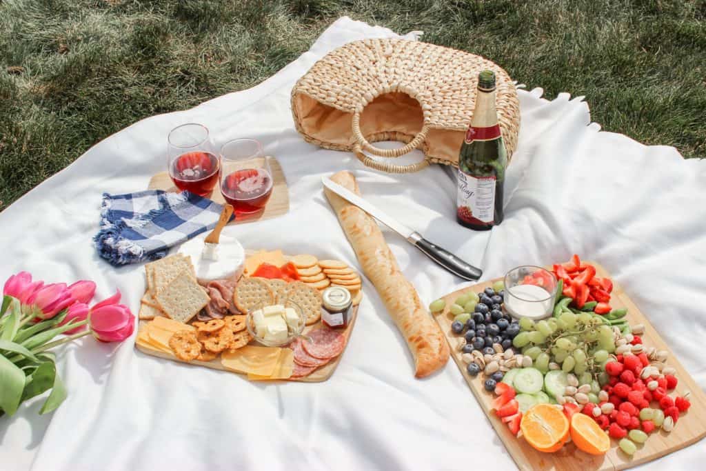 How to make a picnic charcuterie board plus my favorite charcuterie board ideas that anyone can try. There are so many different food options that can fit into a charcuterie board so it works for all different tastes buds. This easy DIY charcuterie board is simple and beautiful so give it a try. This was a charcuterie board for two but we definitely had tons of leftovers so we could do a second board at home. A gorgeous picnic at  the Utah capitol building.
