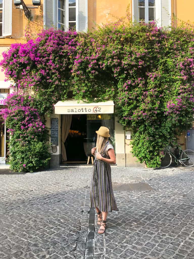 What to wear in Rome in October? A cute dress, stylish hat and comfortable sandals like this woman here is a good option.